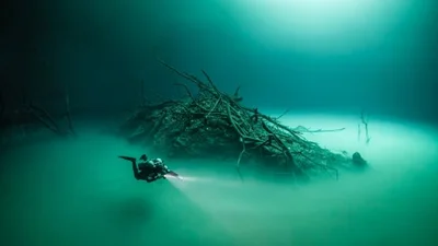 Дайвер показав дивовижні фото підводного озера