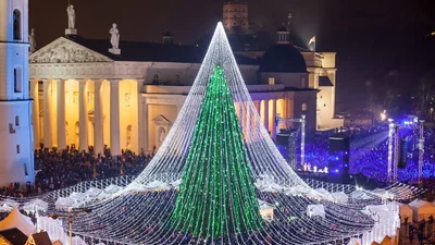 Новорічне диво: ялинку у Вільнюсі прикрасили 50 000 лампочок