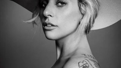 Вражаюча Леді Гага знялась у святковій фотосесії