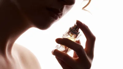 Топ-6 парфумів, які переб'ють неприємний запах тютюну