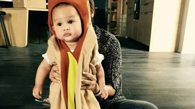 Джон Ледженд нарядив донечку у сосиску