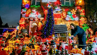 Фанати Різдва прикрасили будинок неймовірною кількістю ліхтариків та прикрас