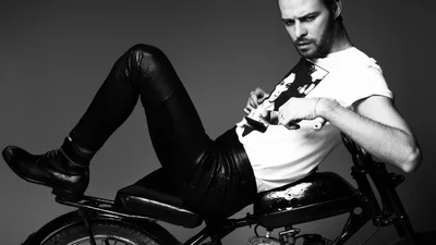 Макс Барських роздягнувся для обкладинки Pink