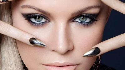 Неперевершена Фергі потішила новим кліпом "Life Goes On"