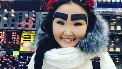 Мешканка Якутії підкорила Instagram широкими бровами 
