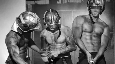 Сексуальні пожежники показали сідниці для нового календаря