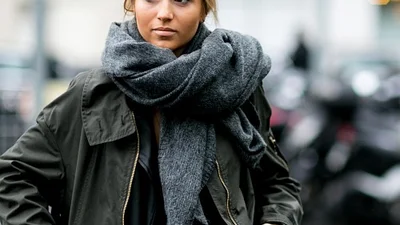 Модний гід: 10 стильних способів носити об'ємний шалик 