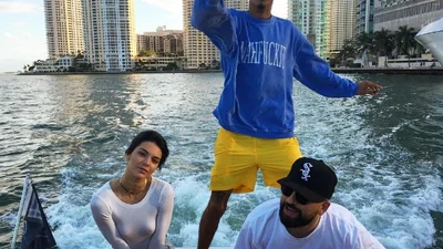 Неохайна Кендалл Дженнер засвітила сосками перед компанією хлопців