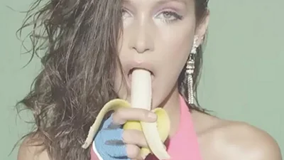 Зваблива Белла Хадід забавляється з бананом