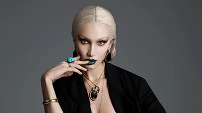 Не впізнати: Белла Хадід стала блондинкою для нової фотосесії