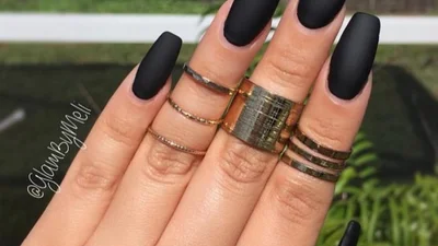 Стильні ідеї для прихильниць матового манікюру