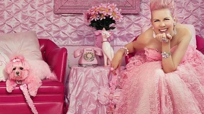 Вражаюче: 52-річна жінка, яка живе в рожевому кольорі