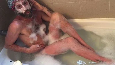 Без комплексів: відомий актор приймає ванну у незнайомців 