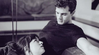 "На 50 відтінків темніше": секс в душі та феєрверки в новому тизері