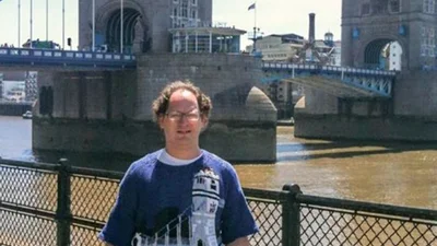 Американець робить кумедні светри із зображенням пам'яток, в яких фотографується на їх фоні