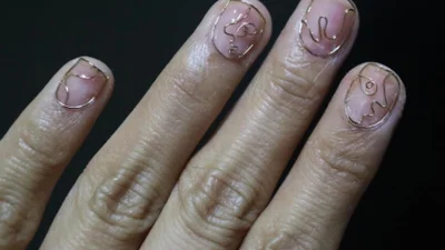 Манікюр майбутнього: нігті з дротиками