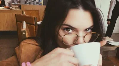 20 зірок, яким неймовірно підходять окуляри