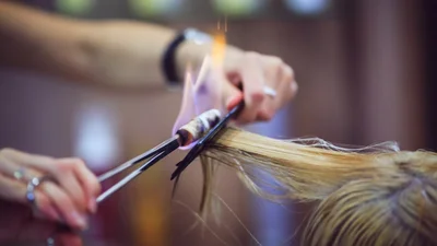 В Індії перукарі запрошують клієнтів на стрижку вогнем
