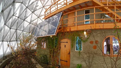 Щастя під куполом: сім'я побудувала унікальний скляний будинок