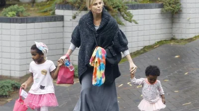 Наче дівчинка: Шарліз Терон одягає сина у сукні