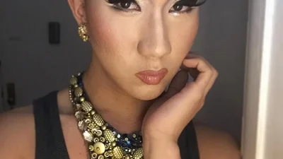 З ніг на голову: буддійський монах-візажист дивує своїми роботами