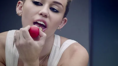 Неочікувано: що зірки використовують замість бальзаму для губ