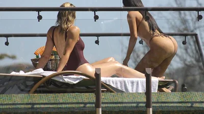 Кім Кардашьян засвітила апетитною попою у купальнику