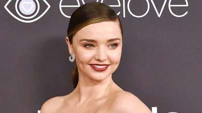 Неперевершені б'юті-образи з темною помадою на церемонії "Золотий глобус"