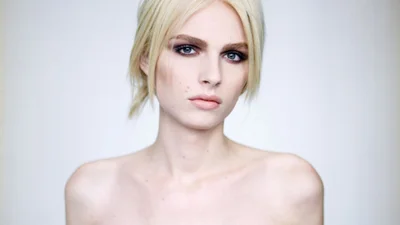 Найвідоміша модель-трансгендер повністю оголилась