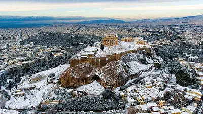 Неочікувано: афінський Акрополь засипало снігом