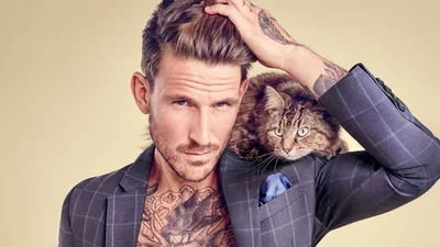 Сексуальна реклама з котами та чоловіками, яка зведе вас з розуму