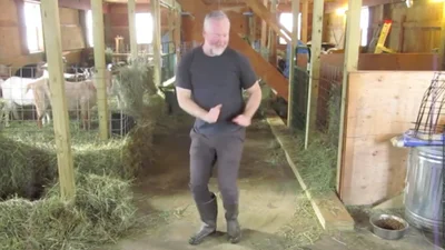 Фермер підірвав інтернет шаленими танцями серед кіз