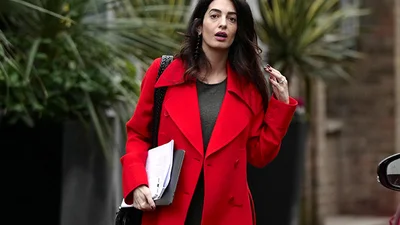 Вагітна Амаль Клуні з'явилась на публіці у стильному наряді