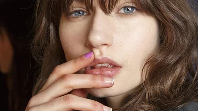 Один нафарбований ніготь - тренд, який ми невдовзі полюбимо