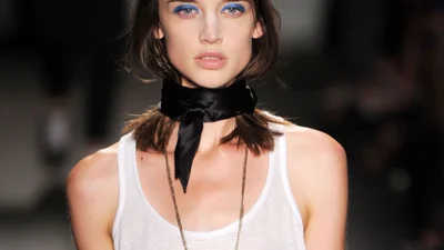 Тіні синіх відтінків - крутий та неочікуваний тренд сезону