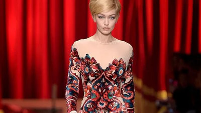 Погані туфлі: Джіджі Хадід ледь не зганьбилась на подіумі