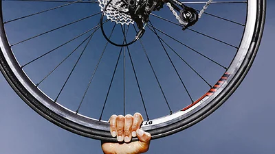 Дивовижно: художник малює вражаючі картини велосипедом