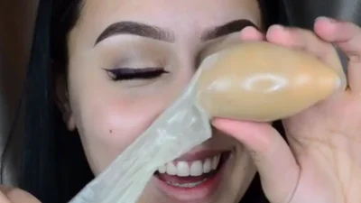 Прикольна порада: як нафарбуватися за допомогою презервативу