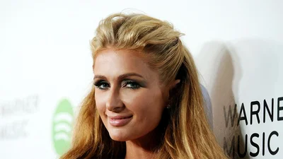 Періс Хілтон в самих чобітках завалила Instagram голими знімками