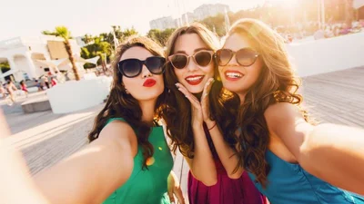 У Facebook створили сторінку, яка висміює дівчачі фото за кадром