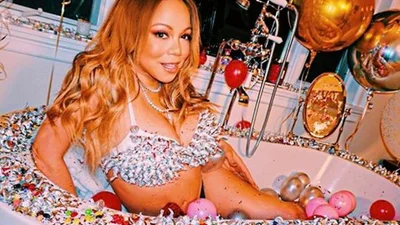 Мерая Кері розважається із молодим коханцем у ванній