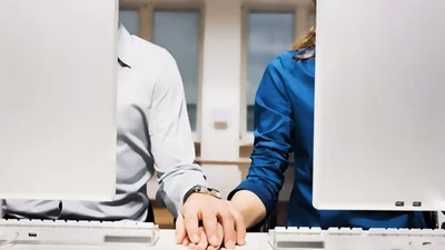 Вчені: як часто українці закохуються в колег по роботі