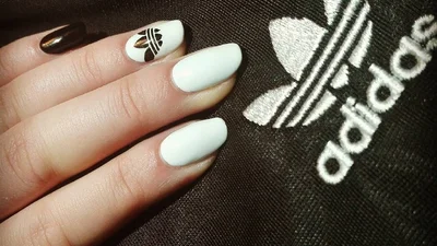 Новий нейл-трен: манікюр з логотипом бренду