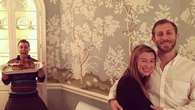 Хлопець псує фото закоханої пари і це справді смішно