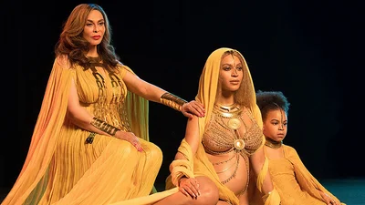 Три покоління: Бейонсе з'явилася на сцені "Греммі" з донькою та мамою