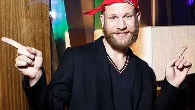 В рожевому і з новою зачіскою: Іван Дорн змінив імідж