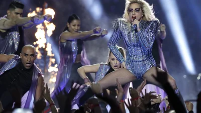 Пожежа та акробатичні шоу: Леді Гага влаштувала феєричне шоу на Супербоулі