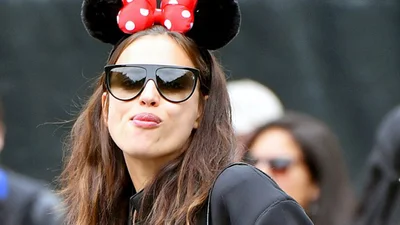 Вагітна Ірина Шейк порозважалась з дітьми в Діснейленді