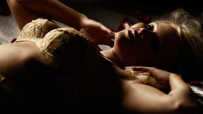 До біса День Валентина: Памела Андерсон по-дорослому порозважалася в еротичному ролику