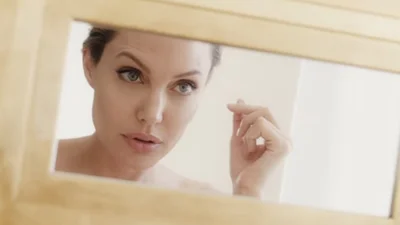 Анджеліна Джолі вражає красою у неймовірному відео від Guerlain